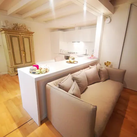 Gombruti14 Boutique